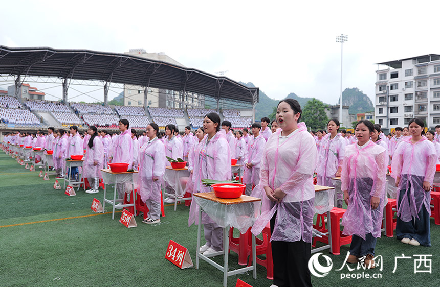 萬眾歡歌。人民網(wǎng) 梁章暉攝