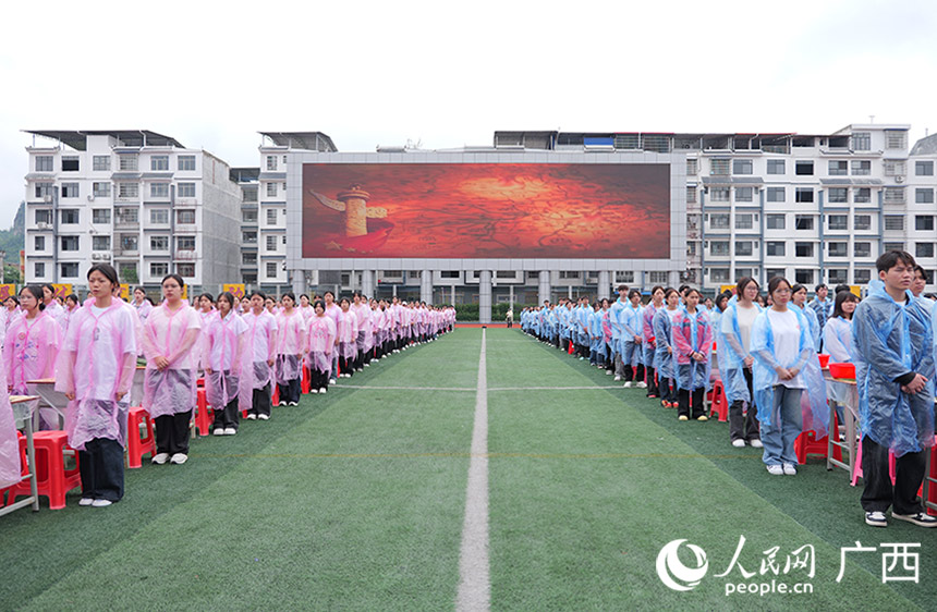 萬人誦讀。人民網(wǎng) 梁章暉攝