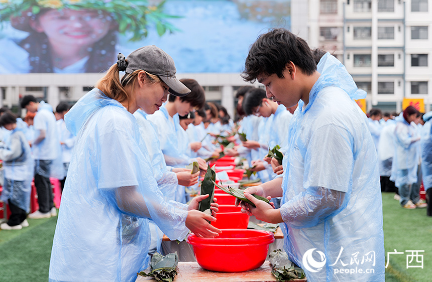 萬粽飄香。人民網(wǎng) 梁章暉攝