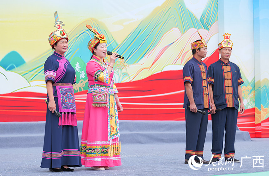 歌王山歌演唱。人民網(wǎng) 梁章暉攝