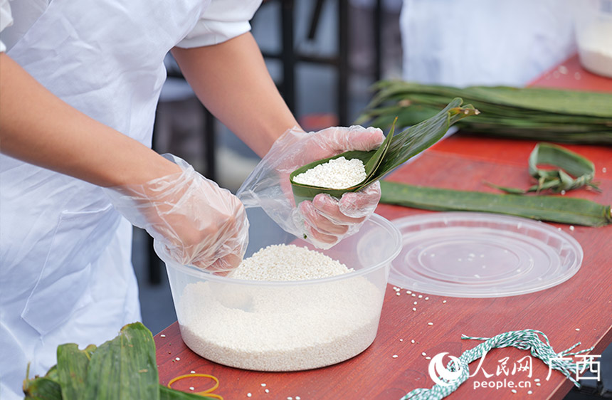 粽子制作。人民網(wǎng) 梁章暉攝