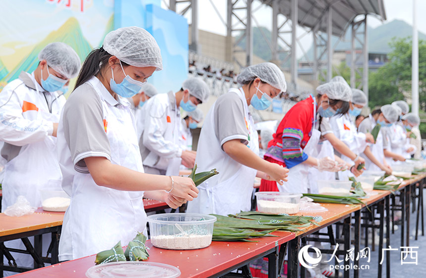 學生包粽子手法嫻熟。人民網(wǎng) 梁章暉攝