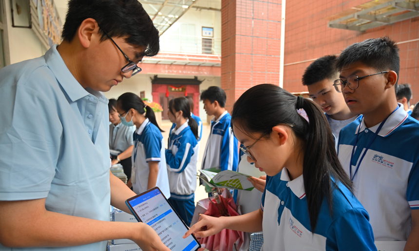 同學(xué)們踴躍參與有獎(jiǎng)問答活動(dòng)