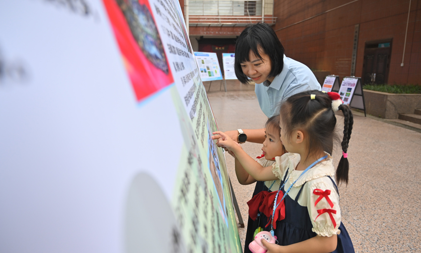 孩子們在工作人員的指引下學習環(huán)保知識