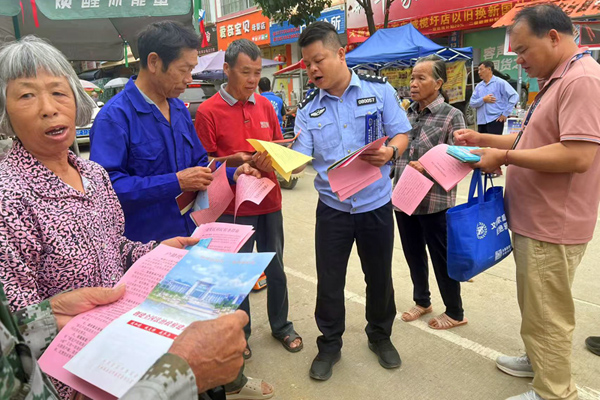 派出所民警向群眾宣傳“反詐”知識。