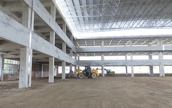 梧州國(guó)際寶石首飾產(chǎn)業(yè)園建設(shè)現(xiàn)場(chǎng)，6萬(wàn)平方米標(biāo)準(zhǔn)化廠房主體結(jié)構(gòu)已基本成型，施工人員正有序推進(jìn)內(nèi)部裝修作業(yè) 拍攝者：孫洪