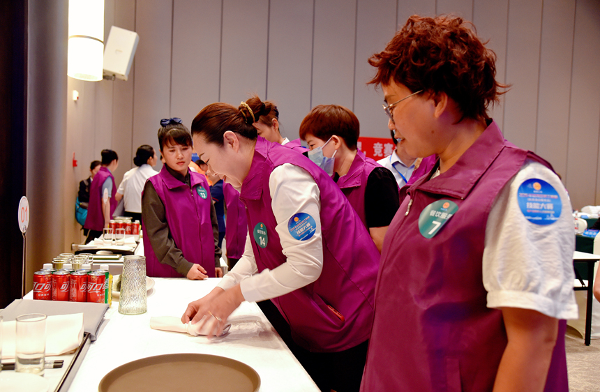 餐飲服務(wù)比賽組選手正在比拼中餐擺臺