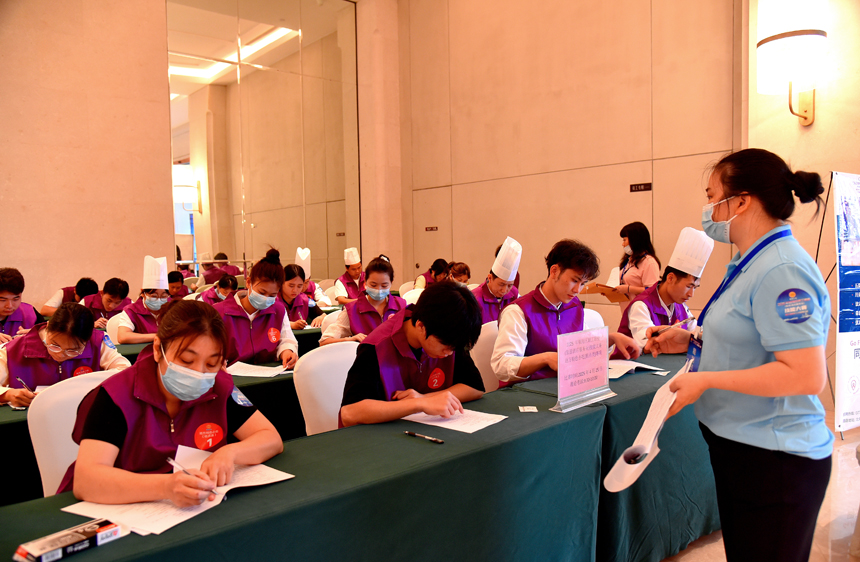 參賽選手進行理論考試