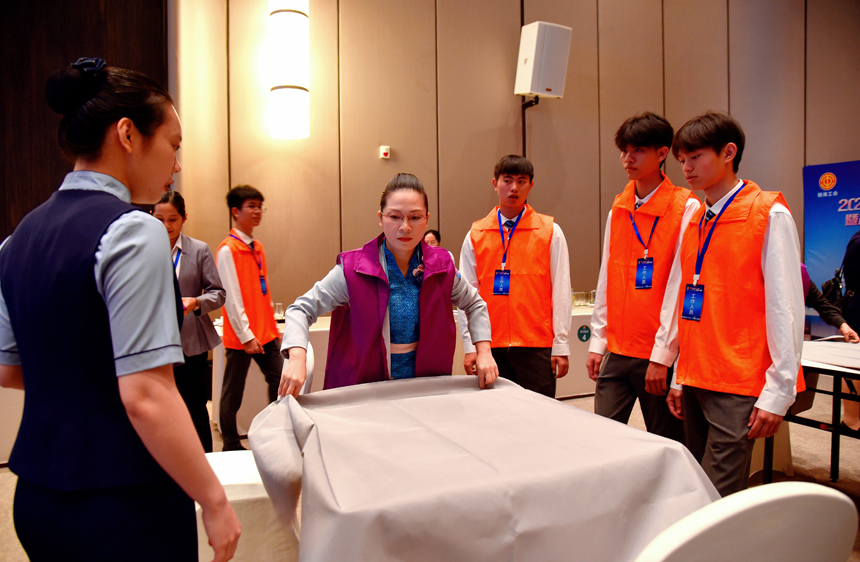 餐飲服務(wù)比賽組選手正在比拼中餐擺臺(tái)