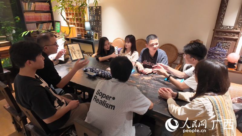 “中醫(yī)和你聊會兒天”問診。人民網(wǎng) 雷琦竣攝