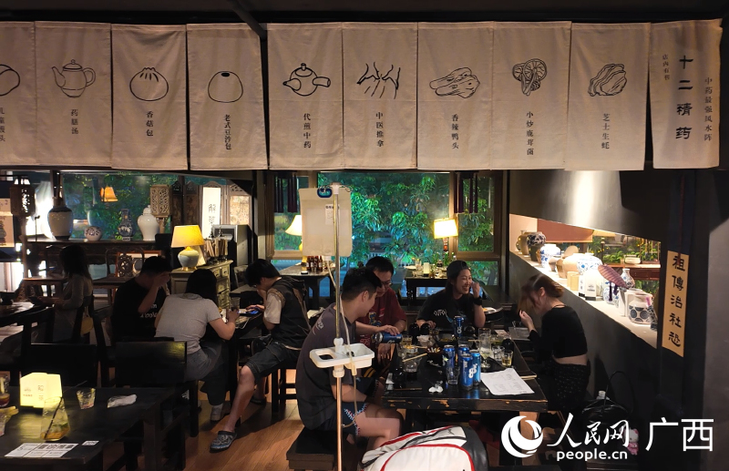 一家新潮中醫(yī)館里，年輕人體驗特色食療。人民網(wǎng) 雷琦竣攝