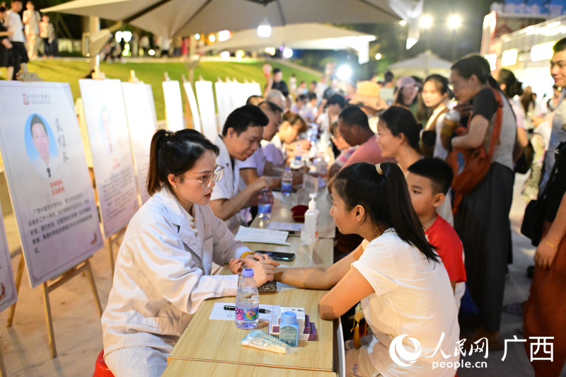 中醫(yī)夜市中，市民排隊體驗診療服務(wù)。人民網(wǎng) 雷琦竣攝