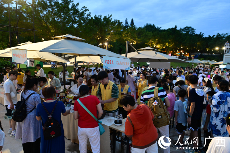 爆火的中醫(yī)夜市。人民網(wǎng) 雷琦竣攝