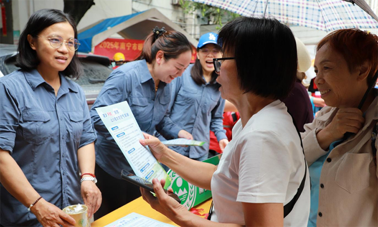 南寧中心志愿者為社區(qū)居民群眾答疑解惑
