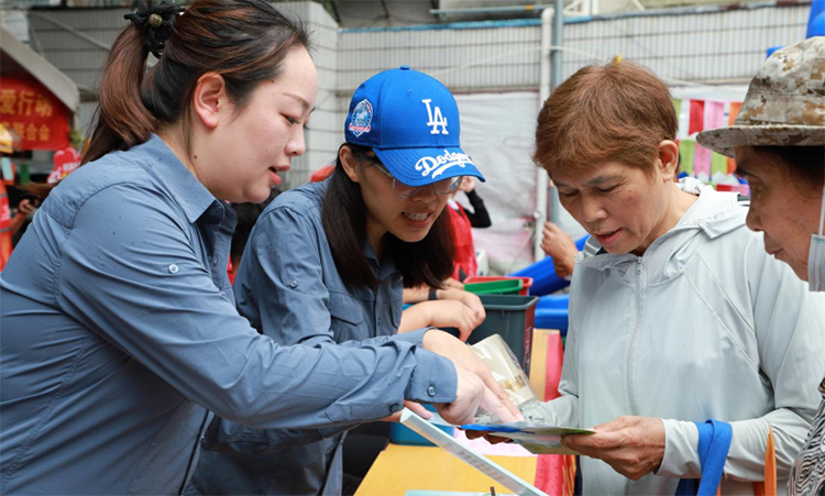 南寧中心志愿者向社區(qū)居民群眾宣講環(huán)保知識