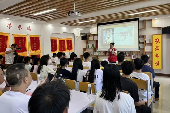 腰馬村第一書記農(nóng)艷艷開展讀書分享活動(dòng)。羅希海攝