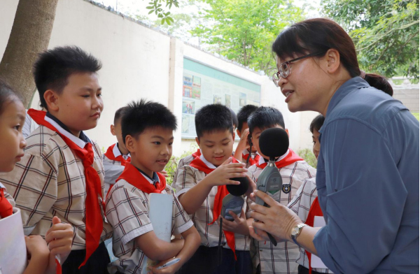 南寧中心工作人員與小學生開展趣味互動