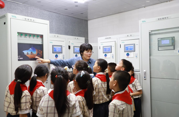 南寧中心工作人員帶領學生參觀水質(zhì)自動監(jiān)測設備