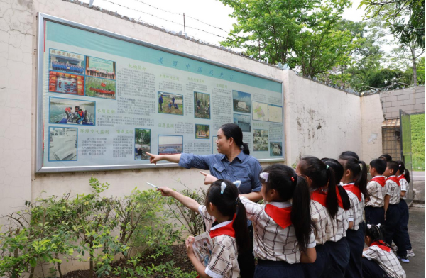 南寧中心工作人員向孩子們講解相關知識