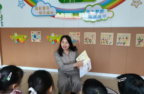 陸秀林正在幼兒園給孩子講課