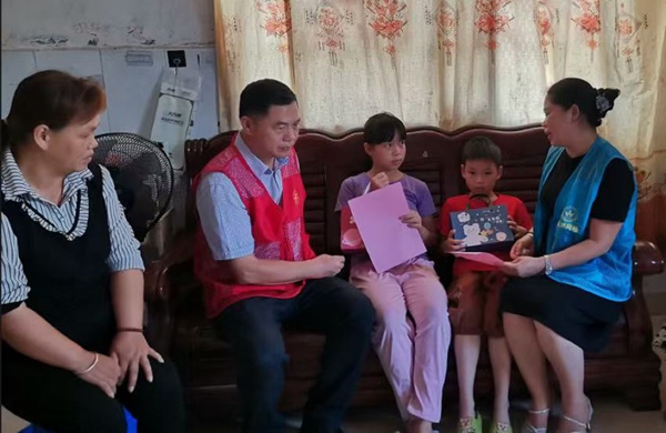 陸秀林到孩子家里慰問