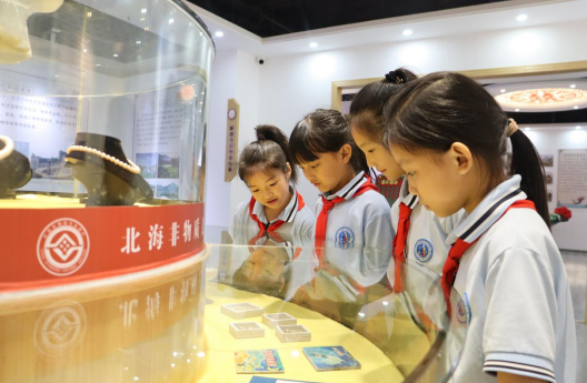 學(xué)生們共同參觀非遺展館