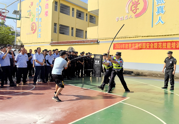 “二對(duì)一”戰(zhàn)術(shù)技能演練。江平邊境派出所供圖