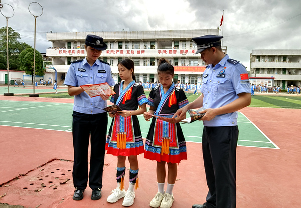民警向?qū)W生發(fā)放反詐宣傳單。江平邊境派出所供圖