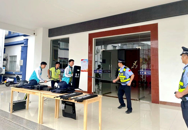 國(guó)家安全教育日邀請(qǐng)青少年走進(jìn)警營(yíng)。江平邊境派出所供圖