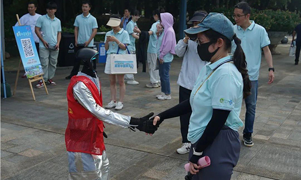 “機器人志愿者”與公眾互動