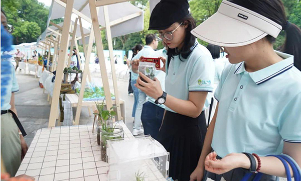 學(xué)生帶來的環(huán)保模型和手工藝品，生動詮釋了“變廢為寶”的可持續(xù)生活智慧