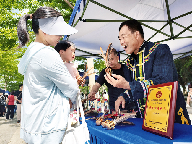 非遺代表性項(xiàng)目壯族香火球展示。記者宋延康攝