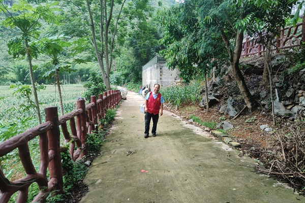 蒙杰紅在出診路上。田東縣印茶鎮(zhèn)人民政府供圖