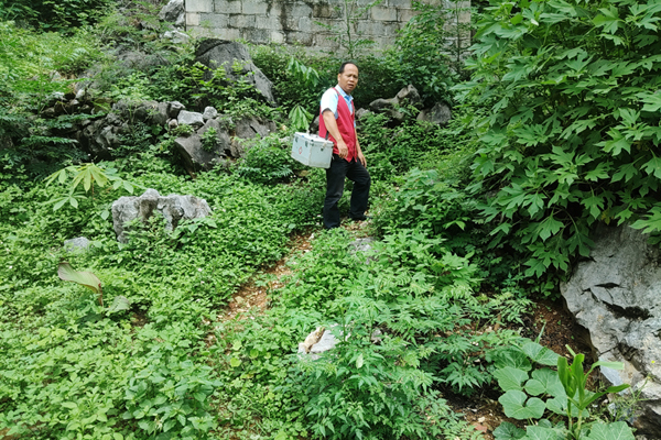 蒙杰紅在出診路上。田東縣印茶鎮(zhèn)人民政府供圖