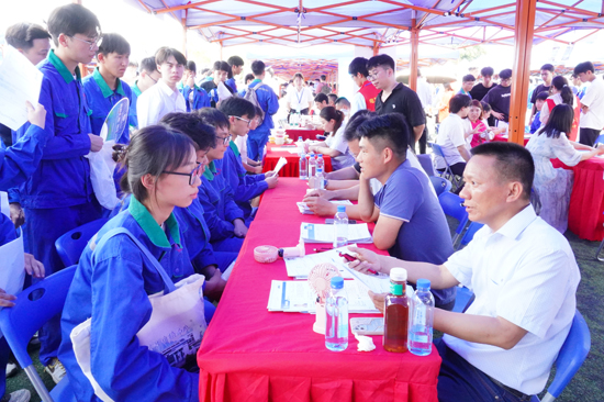 雙選會現(xiàn)場企業(yè)對學(xué)生進(jìn)行面試。黃丹虹攝