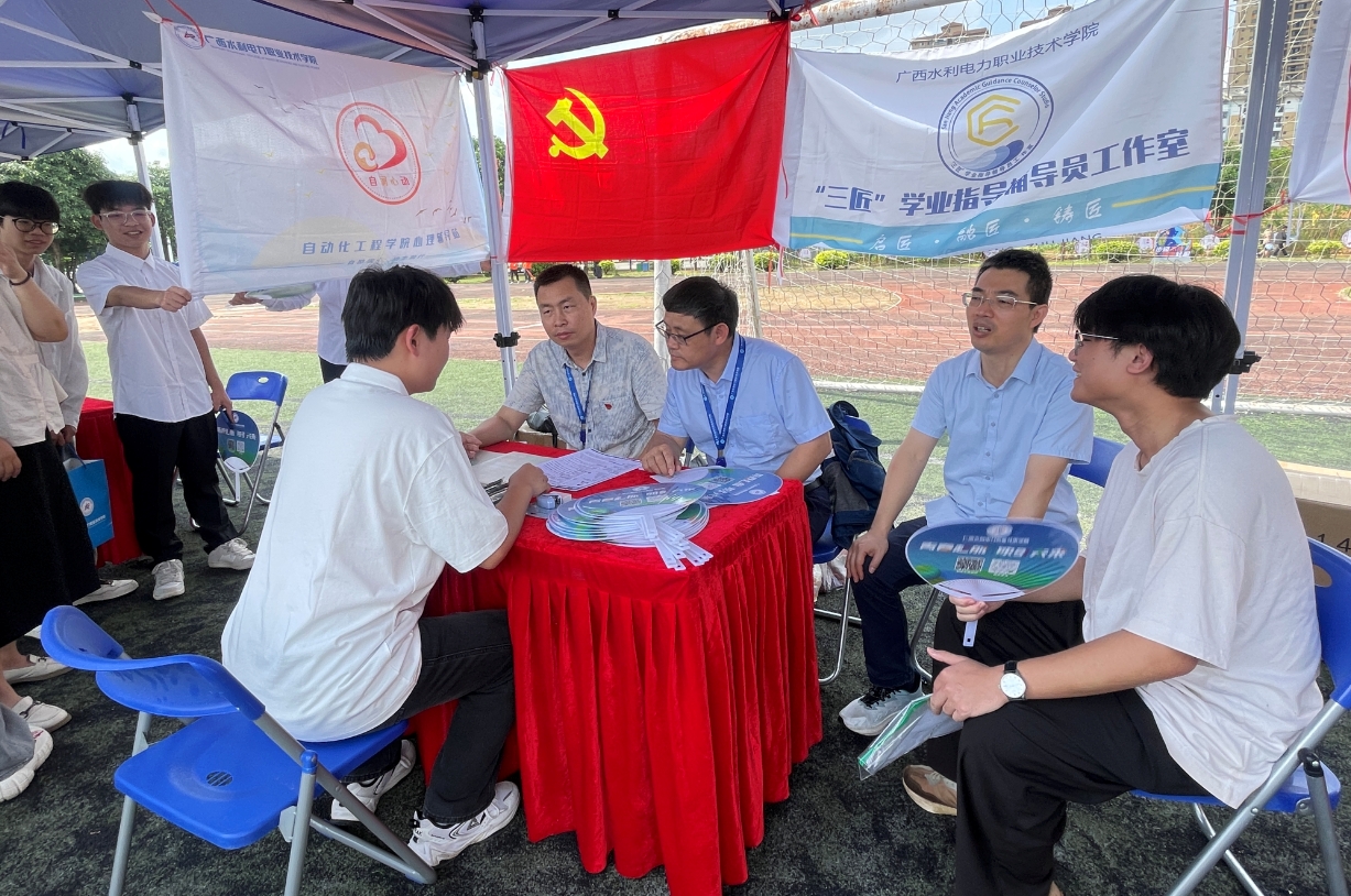 “一對一”職業(yè)規(guī)劃指導(dǎo)和求職服務(wù)點(diǎn)。黃丹虹攝