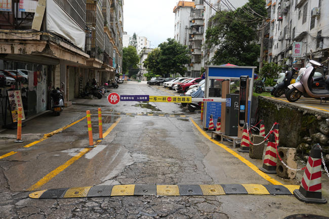 靈峰藥業(yè)小區(qū)安裝智能門禁系統(tǒng)后。盤姝吚攝