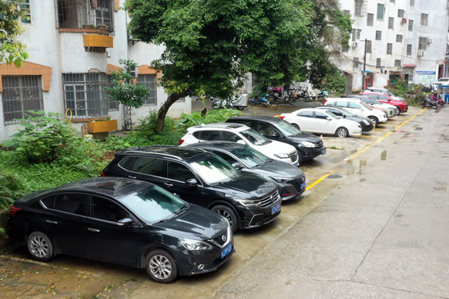 靈峰藥業(yè)小區(qū)改造后停車更加規(guī)范有序。藍(lán)淑嫻攝