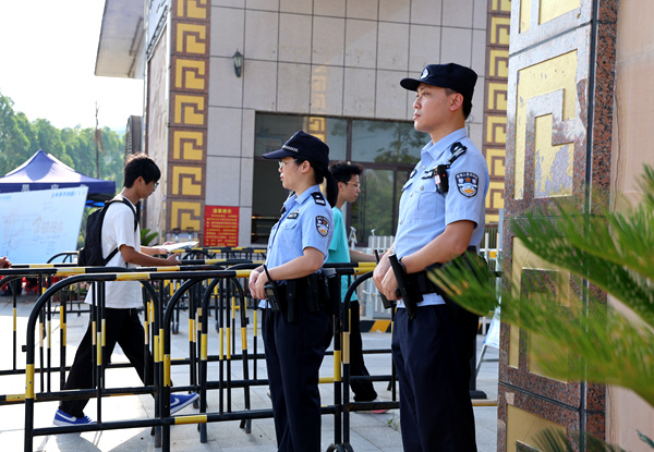 公安民輔警在考點(diǎn)執(zhí)勤。防城港市公安局供圖