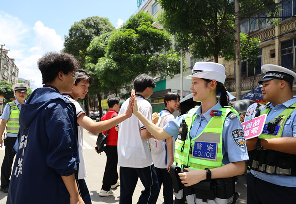 公安民輔警在考點(diǎn)執(zhí)勤。防城港市公安局供圖