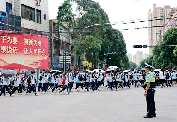 公安民輔警在考點(diǎn)執(zhí)勤。防城港市公安局供圖
