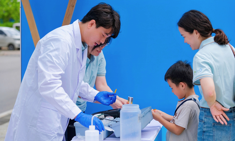 工作人員對(duì)市民進(jìn)行科普宣傳