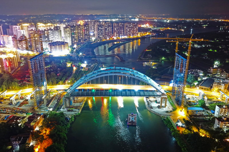 平陸運(yùn)河金海灣大橋全橋拱肋順利合龍。平陸運(yùn)河集團(tuán)供圖