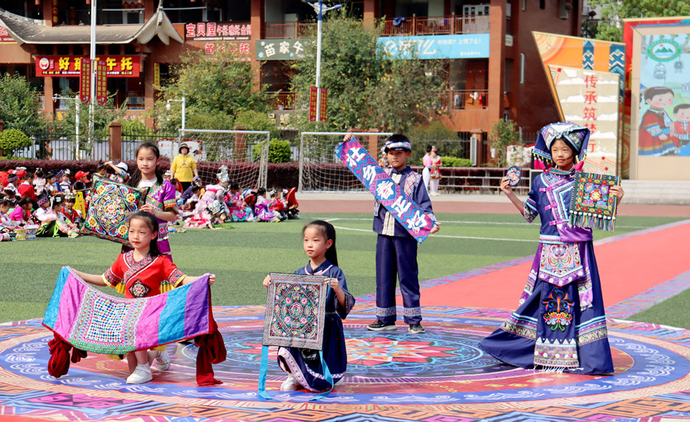 同學們身著絢麗多彩的民族服飾走秀