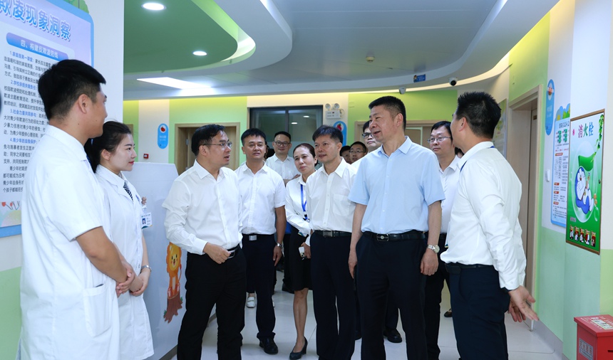 前往兒童青少年心理病區(qū)實地參觀交流，了解醫(yī)院重點(diǎn)學(xué)科建設(shè)情況。南寧市第五人民醫(yī)院供圖