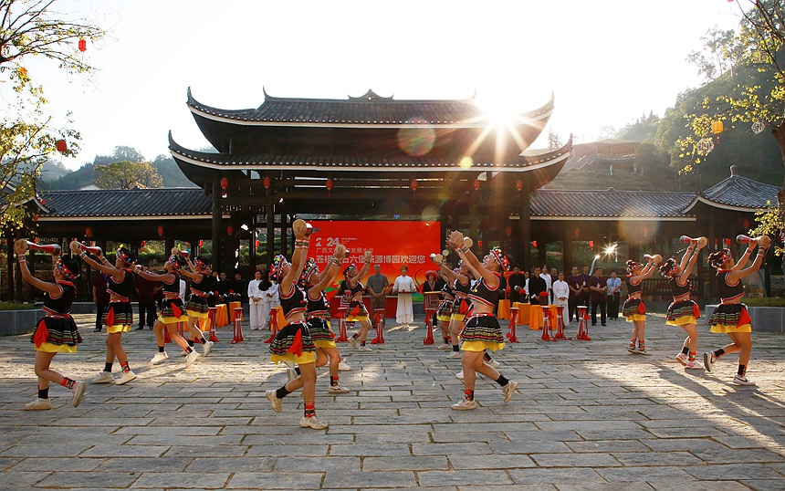 演職人員正在蒼梧縣黑石六堡茶源博園表演節(jié)目