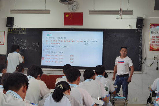 姚壽良在上課。田林縣教育局供圖