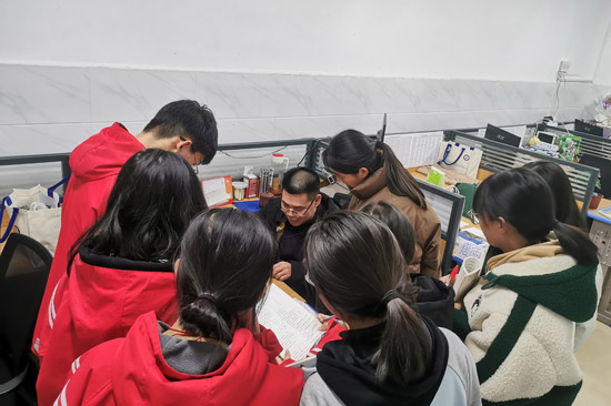 姚壽良給學(xué)生解答難題。田林縣教育局供圖