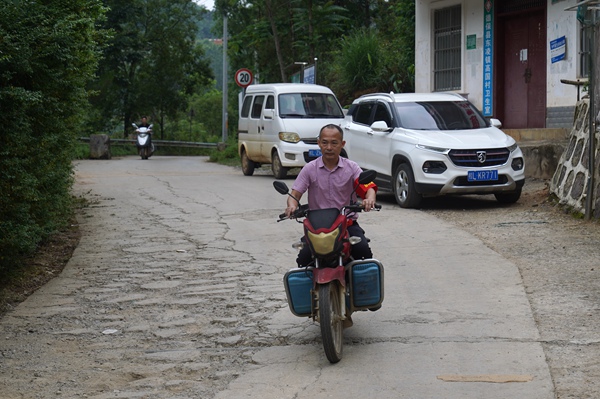 趙國建在村里巡查。德保縣委宣傳部供圖