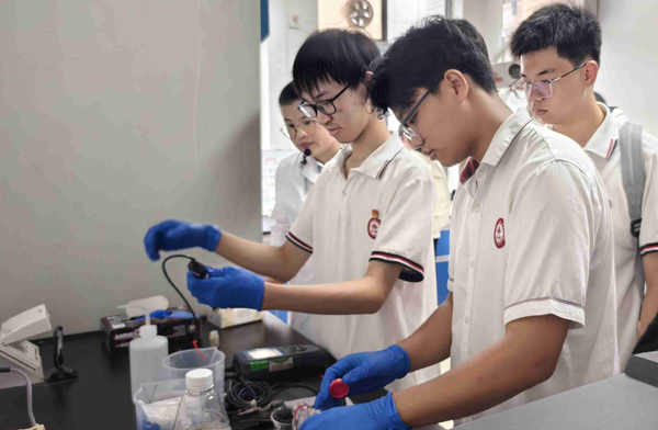 學(xué)生動(dòng)手操作檢測(cè)水樣的pH值、溶解氧等含量